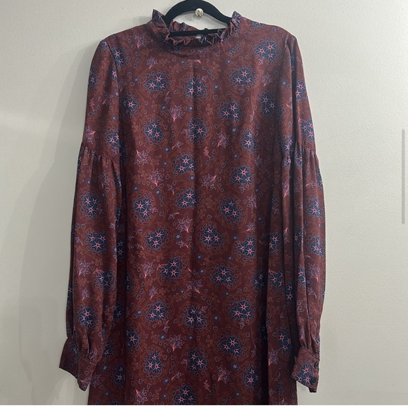 Derek Lam Collective Mock Neck Shift Dress Elegant Floral Dress in Burgundy - Picture 5 of 6